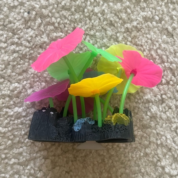 Fish tank plants and decor - Picture 5 of 7